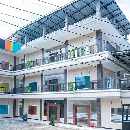 Sans Hotel Queen Batu Sumber Brantas Eksteriør bilde