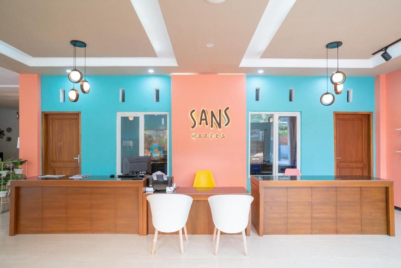 Sans Hotel Queen Batu Sumber Brantas Eksteriør bilde