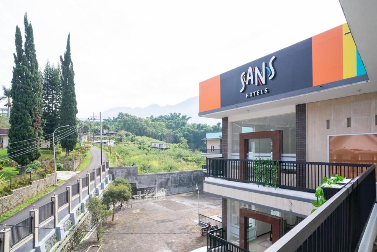 Sans Hotel Queen Batu Sumber Brantas Eksteriør bilde
