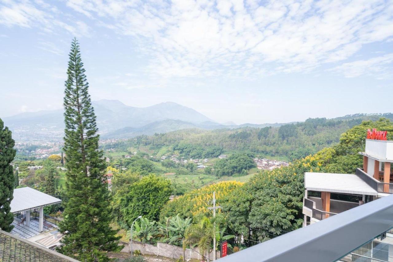Sans Hotel Queen Batu Sumber Brantas Eksteriør bilde